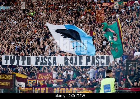 Rom, Italien. April 2024. ALS Roma-Unterstützer beim Spiel der Serie A TIM zwischen AS Roma und SS Lazio im Stadio Olimpico am 6. April 2024 in Rom. Quelle: Giuseppe Maffia/Alamy Live News Stockfoto