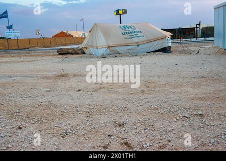 Flüchtlingslager des UNHCR Al Za atari das weltweit fast größte Flüchtlingslager des UNHCR in Al Za atari, Al Mafraq, Jordanien, nur wenige Kilometer von der jordanischen und syrischen Grenze entfernt, beherbergt Zehntausende von Zelten und Containern, in denen Flüchtlinge und Migranten vorübergehend in Sicherheit leben können. Farmost von ihnen floh vor der Gewalt des Bürgerkriegs in Syrien, um Sicherheit, Sicherheit und ein neues Leben zu suchen. Mafraq Flüchtlingscamp Al Za atari Al Mafraq Jordanien Copyright: XGuidoxKoppesxPhotox Stockfoto