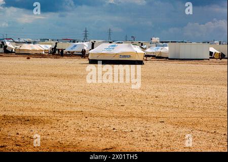 Flüchtlingslager des UNHCR Al Za atari das weltweit fast größte Flüchtlingslager des UNHCR in Al Za atari, Al Mafraq, Jordanien, nur wenige Kilometer von der jordanischen und syrischen Grenze entfernt, beherbergt Zehntausende von Zelten und Containern, in denen Flüchtlinge und Migranten vorübergehend in Sicherheit leben können. Farmost von ihnen floh vor der Gewalt des Bürgerkriegs in Syrien, um Sicherheit, Sicherheit und ein neues Leben zu suchen. Mafraq Flüchtlingscamp Al Za atari Al Mafraq Jordanien Copyright: XGuidoxKoppesxPhotox Stockfoto