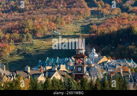 Die Skipiste des Mont Tremblant und das Fußgängerdorf in herrlichen Herbstfarben. Stockfoto
