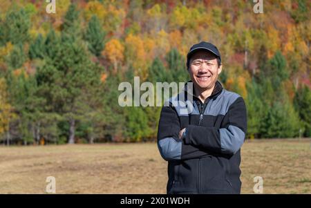 Touristen posieren für Fotos in einem Park mit Herbstfarben im Hintergrund. Mont Tremblant. Québec. Kanada. Stockfoto