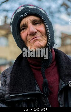 Portrait Senior Adult Woman Street Portrait einer Senior Adult Woman, die aufgrund ihrer Armut und ihres niedrigen Einkommensstatus gezwungen ist, zu betteln und um faule Massen zu bitten, um zu überleben. Sofia, Bulgarien. Sofia Zijstraat Blvd Alexander Donduko Oblast Sofia Bulgarien Copyright: XGuidoxKoppesx Stockfoto