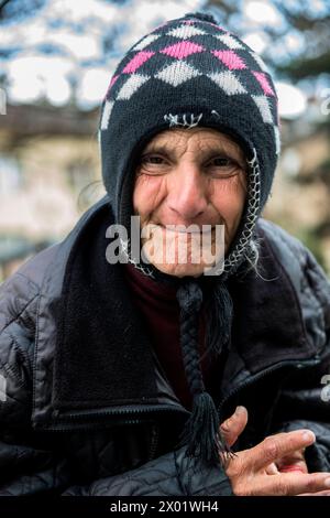 Portrait Senior Adult Woman Street Portrait einer Senior Adult Woman, die aufgrund ihrer Armut und ihres niedrigen Einkommensstatus gezwungen ist, zu betteln und um faule Massen zu bitten, um zu überleben. Sofia, Bulgarien. Sofia Zijstraat Blvd Alexander Donduko Oblast Sofia Bulgarien Copyright: XGuidoxKoppesx Stockfoto