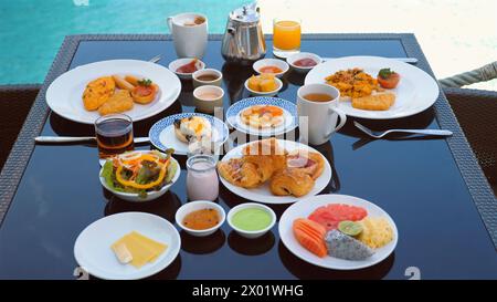 Luxuriöses Frühstück im Resort mit einer Auswahl an Gerichten einschließlich Obst Stockfoto