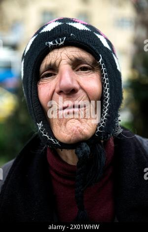 Portrait Senior Adult Woman Street Portrait einer Senior Adult Woman, die aufgrund ihrer Armut und ihres niedrigen Einkommensstatus gezwungen ist, zu betteln und um faule Massen zu bitten, um zu überleben. Sofia, Bulgarien. Sofia Zijstraat Blvd Alexander Donduko Oblast Sofia Bulgarien Copyright: XGuidoxKoppesx Stockfoto