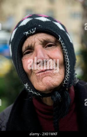 Portrait Senior Adult Woman Street Portrait einer Senior Adult Woman, die aufgrund ihrer Armut und ihres niedrigen Einkommensstatus gezwungen ist, zu betteln und um faule Massen zu bitten, um zu überleben. Sofia, Bulgarien. Sofia Zijstraat Blvd Alexander Donduko Oblast Sofia Bulgarien Copyright: XGuidoxKoppesx Stockfoto