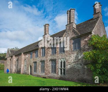 Die Rasenflächen vor der Rückseite des Hauptgebäudes bei Tretower Court and Castle, Tretower, Powys, Wales, Großbritannien. Stockfoto