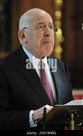 Aktenfoto vom 25/05/10 von Sir Paul Fox spricht bei einer Danksgiving-Feier für das Leben des Sportsenders Harry Carpenter OBE in der St Bride's Church in der Fleet Street in London. Der ehemalige BBC-Geschäftsführer Sir Paul Fox ist im Alter von 98 Jahren gestorben, teilte das Unternehmen im Namen seiner Familie mit. Ausgabedatum: Dienstag, 9. April 2024. Stockfoto