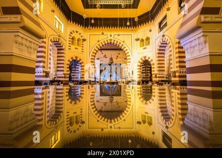 ASSUAN, ÄGYPTEN - 03. SEPTEMBER 2017: Lange Sicht des Innenraums des 1902 Restaurants im Old Cataract Hotel spiegelt sich in einem Glastisch. Stockfoto