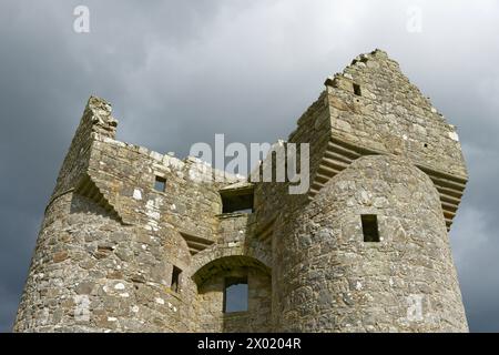 Caphouses am zweitürmigen Tor von Monea Castle. Monea, County Fermanagh, Nordirland Stockfoto