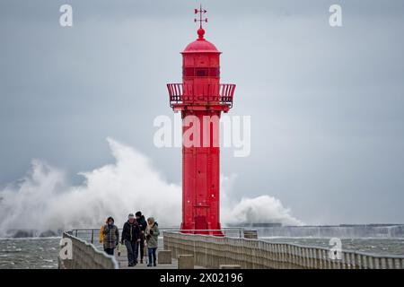 Frankreich. April 2024. © PHOTOPQR/VOIX DU NORD/JOHAN BEN AZZOUZ ; 09/04/2024 ; Boulogne-sur-mer, le 9 avril 2024. Depression Pierrick. FOTO JOHAN BEN AZZOUZ LA VOIX DU NORD tempete Pierrick Boulogne sur Mer Frankreich, 9. april 2024 Pierrick Storm trifft nordfranzösische Küsten Credit: MAXPPP/Alamy Live News Stockfoto