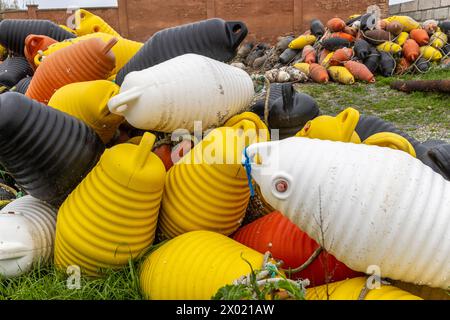 Bojen, die an der Küste angespült werden, werden gesammelt und recycelt Stockfoto