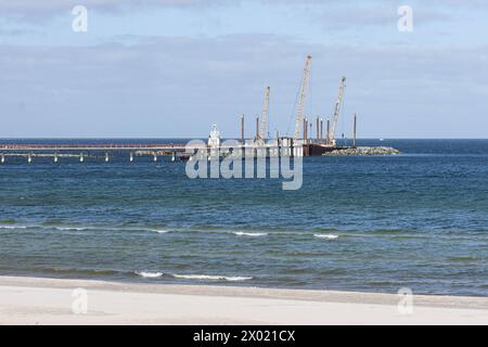 Prerow, Neubau der Seebrücke mit Inselhafen, Stand Mitte März 2024. Die neue Seebrücke ist mit 720 m die längste Seebrücke der deutschen Ostsee. Der vorgelagerte Inselhafen dient vorrangig als Standort eine Seenotrettungskreuzers. Prerow, Neubau der Seebrücke mit Inselhafen, *** Prerow, Neubau der Seebrücke mit Inselhafen, ab Mitte März 2024 mit 720 m ist die neue Pier die längste Pier in der deutschen Ostsee der vorgelagerte Inselhafen dient in erster Linie als Standort eines Seerotungskreuzers Prerow, Neubau des Piers mit Inselhafen Stockfoto