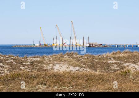 Prerow, Neubau der Seebrücke mit Inselhafen, Stand Mitte März 2024. Die neue Seebrücke ist mit 720 m die längste Seebrücke der deutschen Ostsee. Der vorgelagerte Inselhafen dient vorrangig als Standort eine Seenotrettungskreuzers. Prerow, Neubau der Seebrücke mit Inselhafen, *** Prerow, Neubau der Seebrücke mit Inselhafen, ab Mitte März 2024 mit 720 m ist die neue Pier die längste Pier in der deutschen Ostsee der vorgelagerte Inselhafen dient in erster Linie als Standort eines Seerotungskreuzers Prerow, Neubau des Piers mit Inselhafen Stockfoto