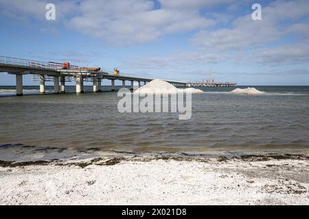 Prerow, Neubau der Seebrücke mit Inselhafen, Stand Mitte März 2024. Die neue Seebrücke ist mit 720 m die längste Seebrücke der deutschen Ostsee. Der vorgelagerte Inselhafen dient vorrangig als Standort eine Seenotrettungskreuzers. Prerow, Neubau der Seebrücke mit Inselhafen, *** Prerow, Neubau der Seebrücke mit Inselhafen, ab Mitte März 2024 mit 720 m ist die neue Pier die längste Pier in der deutschen Ostsee der vorgelagerte Inselhafen dient in erster Linie als Standort eines Seerotungskreuzers Prerow, Neubau des Piers mit Inselhafen Stockfoto