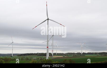 09. April 2024, Baden-Württemberg, Ilshofen: Windturbinen wenden sich bei starkem Wind und bewölktem Himmel zur Stromerzeugung an. Eine kalte Front aus der Nordsee beendet das Frühsommerwetter im Südwesten vorerst. Nach Angaben des Deutschen Wetterdienstes (DWD) wird es am Dienstag regnen, vor allem im Süden des Landes. Manchmal weht der Wind und kann in den Bergen sogar stürmisch werden. Am Nachmittag wird sogar auf dem Schwarzwaldgipfel Feldberg mit Schneeregen gerechnet. Nach der Abkühlung sollte es in Baden-Württemberg wieder viel Sonnenschein geben Stockfoto