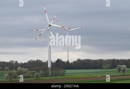 09. April 2024, Baden-Württemberg, Ilshofen: Windturbinen wenden sich bei starkem Wind und bewölktem Himmel zur Stromerzeugung an. Eine kalte Front aus der Nordsee beendet das Frühsommerwetter im Südwesten vorerst. Nach Angaben des Deutschen Wetterdienstes (DWD) wird es am Dienstag regnen, vor allem im Süden des Landes. Manchmal weht der Wind und kann in den Bergen sogar stürmisch werden. Am Nachmittag wird sogar auf dem Schwarzwaldgipfel Feldberg mit Schneeregen gerechnet. Nach der Abkühlung sollte es in Baden-Württemberg wieder viel Sonnenschein geben Stockfoto