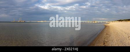 Prerow, Panorama Neubau der Seebrücke mit Inselhafen, Stand Mitte März 2024. Die neue Seebrücke ist mit 720 m die längste Seebrücke der deutschen Ostsee. Der vorgelagerte Inselhafen dient vorrangig als Standort eine Seenotrettungskreuzers. Prerow, Neubau der Seebrücke mit Inselhafen, *** Prerow, Panorama Neubau der Pier mit Inselhafen, ab Mitte März 2024 auf 720 m, der neue Pier ist der längste Pier in der deutschen Ostsee der vorgelagerte Inselhafen dient in erster Linie als Standort eines Seerechtkreuzers Prerow, Neubau des Piers mit Inselhafen Stockfoto