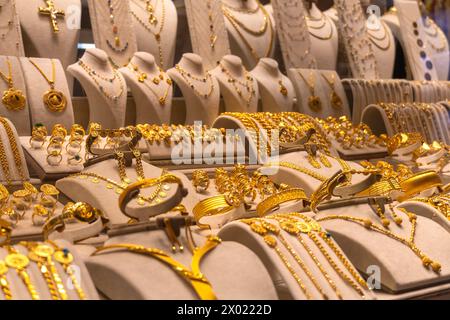 Nahaufnahme einer Vielzahl von wunderschönem Goldschmuck auf der Theke in Istanbul, Türkei. Stockfoto