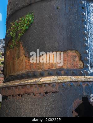 Die verwitterte und korrodierte Basis eines Schornsteins an den Öfen im Blaenavon Ironworks Museum in Blaenavon, Abergavenny, Wales, Großbritannien Stockfoto