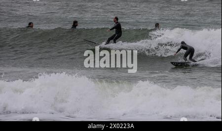 Bournemouth Dorset, Großbritannien. April 2024. UK WEATHER Surfer reiten die Wellen am Strand von Bournemouth auf der Welle von Storm Kathleen Bournemouth UK Credit: Ian Davidson/Alamy Live News Stockfoto