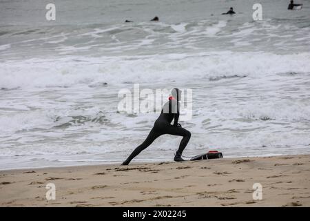 Bournemouth Dorset, Großbritannien. April 2024. UK WEATHER Surfer reiten die Wellen am Strand von Bournemouth auf der Welle von Storm Kathleen Bournemouth UK Credit: Ian Davidson/Alamy Live News Stockfoto