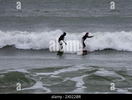 Bournemouth Dorset, Großbritannien. April 2024. UK WEATHER Surfer reiten die Wellen am Strand von Bournemouth auf der Welle von Storm Kathleen Bournemouth UK Credit: Ian Davidson/Alamy Live News Stockfoto