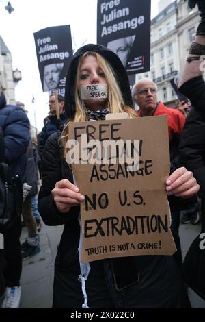 Ein Unterstützer von Julian Assange vor den Royal Courts of Justice in London am 20. Februar 2024 während einer Auslieferungsverhandlung. Stockfoto