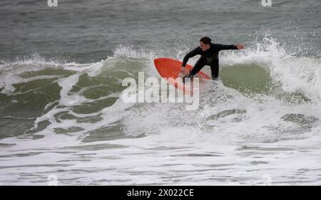 Bournemouth Dorset, Großbritannien. April 2024. UK WEATHER Surfer reiten die Wellen am Strand von Bournemouth auf der Welle von Storm Kathleen Bournemouth UK Credit: Ian Davidson/Alamy Live News Stockfoto