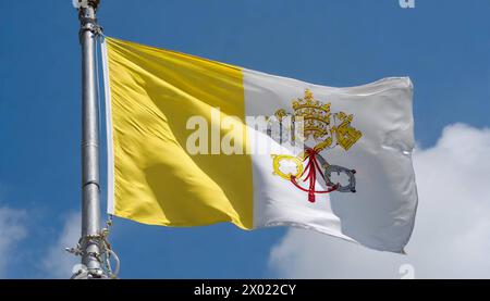 Fahnen, die Nationalfahne von Vatikan, Vatikanstaat flattert im Wind Stockfoto