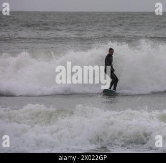 Bournemouth Dorset, Großbritannien. April 2024. UK WEATHER Surfer reiten die Wellen am Strand von Bournemouth auf der Welle von Storm Kathleen Bournemouth UK Credit: Ian Davidson/Alamy Live News Stockfoto