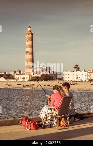 Praia da Barra, Portugal, 20. August 2023: Golden Hour Serenity in Praia da Barra Stockfoto