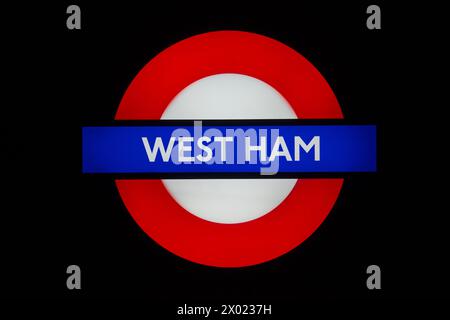 Beleuchtetes U-Bahnschild West Ham Stockfoto