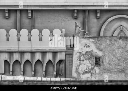 Das traditionell restaurierte Isa bin Ali Haus vor der modernen Isa bin Ali Moschee in Bahrain. Stockfoto