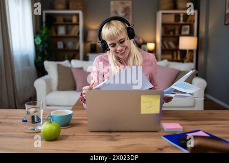 Junge freischaffende Geschäftsfrau, die Online-Bildungskurs auf Laptop-Computer-Webcam-Telekonferenz im Fortschritt besucht und zuhört Lehrerin Stockfoto