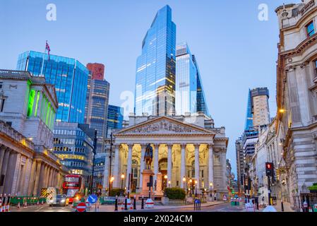 London, Großbritannien - 20. Mai 2023: Die Royal Exchange in London und die umliegenden Gebäude bei Sonnenuntergang. Wurde im 16. Jahrhundert von Sir Thomas Gresham gegründet Stockfoto