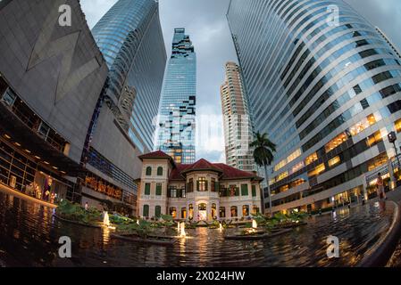 Das Haus auf Sathorn vor dem King Power Mahanakhon Tower Building in Bangkok in Thailand. Thailand, Bangkok, 5. Dezember 2023 Stockfoto