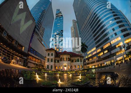 Das Haus auf Sathorn vor dem King Power Mahanakhon Tower Building in Bangkok in Thailand. Thailand, Bangkok, 5. Dezember 2023 Stockfoto