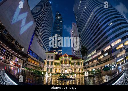 Das Haus auf Sathorn vor dem King Power Mahanakhon Tower Building in Bangkok in Thailand. Thailand, Bangkok, 5. Dezember 2023 Stockfoto