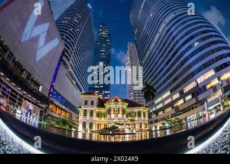 Das Haus auf Sathorn vor dem King Power Mahanakhon Tower Building in Bangkok in Thailand. Thailand, Bangkok, 5. Dezember 2023 Stockfoto