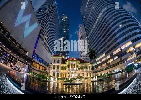 Das Haus auf Sathorn vor dem King Power Mahanakhon Tower Building in Bangkok in Thailand. Thailand, Bangkok, 5. Dezember 2023 Stockfoto