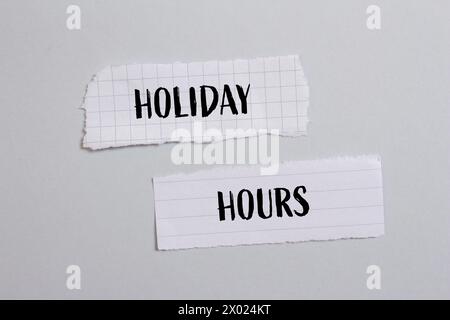 Feiertagsworte auf zerrissenem Papier mit grauem Hintergrund. Konzeptsymbol. Kopierbereich. Stockfoto