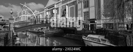 Das Waterside Centre und die Empowerment Skulptur, River Witham, Lincoln City, Lincolnshire, England Stockfoto