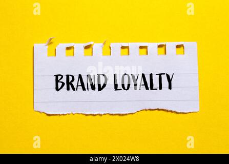 Markenbegriffe auf gerissenem Papier mit gelbem Hintergrund. Konzeptsymbol. Kopierbereich. Stockfoto