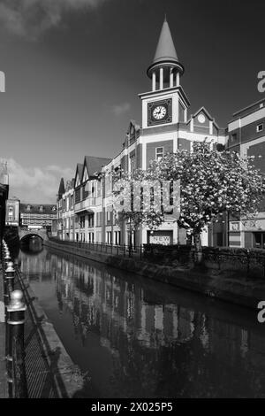 Das Waterside Centre und die Empowerment Skulptur, River Witham, Lincoln City, Lincolnshire, England Stockfoto