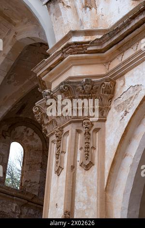 Nahaufnahme einer korinthischen Säule mit reich verzierten Kapitellen in den Ruinen von Monasterio de Piedra mit reichen architektonischen Details. Stockfoto