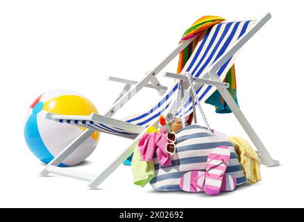 Strandliegestuhl zum Sonnenbaden, isoliert auf weißem Hintergrund, mit Ball und Tasche voller Accessoires, Konzept ein Sommerurlaub am Strand, Online-Shopping, Stockfoto