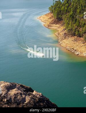 Blick von Pedra da Malhada auf einen Jet-Skier auf dem Fluss Stockfoto