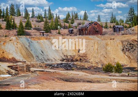 Überreste der Bergbauzeit Colorados prägen die Landschaft mit verlassenen Gebäuden, die von der natürlichen Schönheit der Berge umgeben sind und das Herz von n darstellen Stockfoto