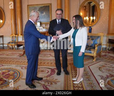 König Karl III. (Links) präsentiert die ersten Banknoten mit seinem Porträt vom Gouverneur der Bank of England Andrew Bailey und Sarah John, Chief Cashier der Bank of England, im Buckingham Palace in London. Bilddatum: Dienstag, 9. April 2024. Stockfoto